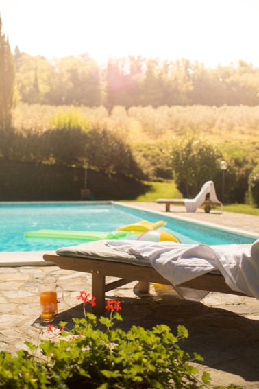 Met een zorgeloos gevoel aan de rand van het zwembad IT-56030-10_Villa Sant'Angiola_Toscane_Italië_Belvilla vakantiehuizen