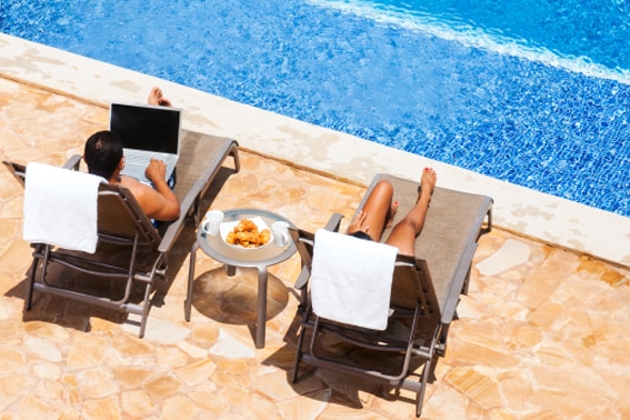Met je laptop aan het zwembad_wifi_Belvilla vakantiehuizen