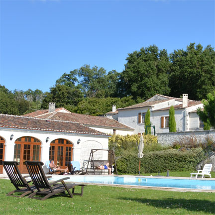 zwembad_Charente_Domaine de Saint Preuil_Belvilla vakantiehuizen