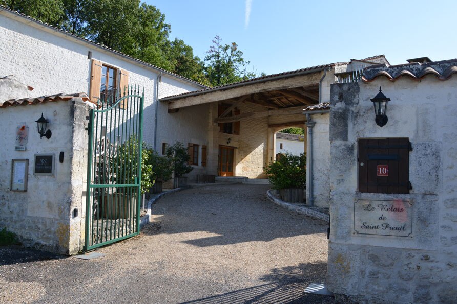 Poort-domein-Relais-Saint-Preuil_Belvilla vakantiehuizen