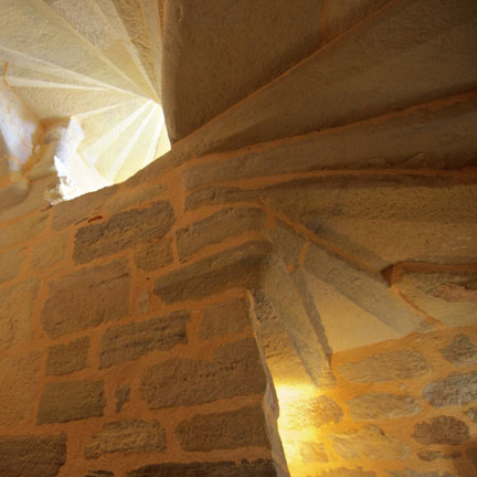 FR-19310-05 L'Abbaye wenteltrap abdij Dordogne Belvilla vakantiehuizen