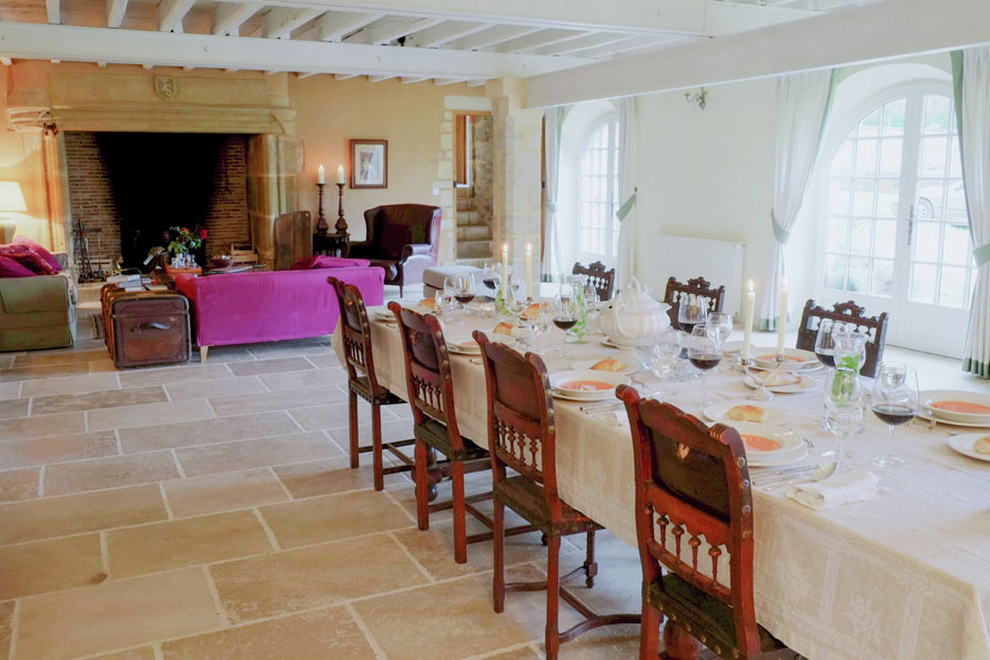 FR-19310-05 L'Abbaye woonkamer haard abdij Dordogne Belvilla vakantiehuizen