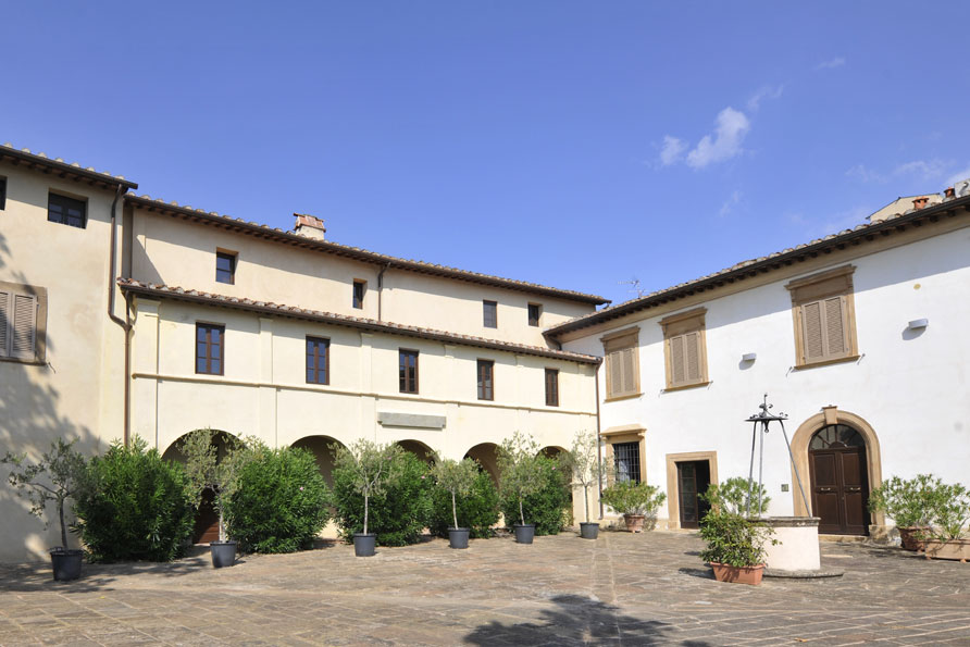 IT-56036-17 Alica binnenplaats klooster Toscane Belvilla vakantiehuizen