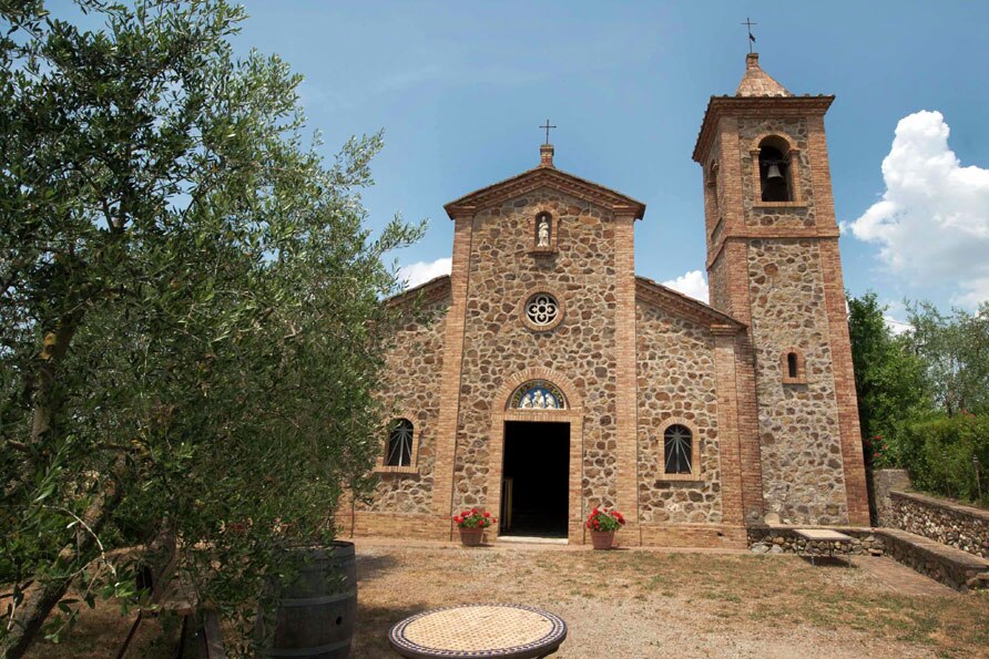 IT-58045-09 Schiaccia Toscane kerk Belvilla vakantiehuizen