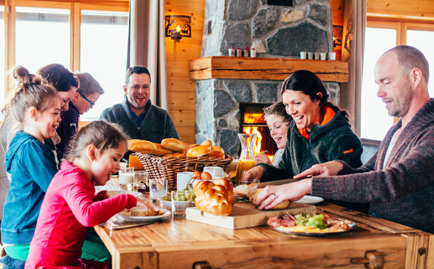 wintersport budget tip thuis eten met een groep Belvilla vakantiehuizen