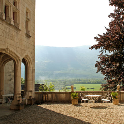 FR-73310-01 De la Tour binnenplaats kasteel Frankrijk Alpen romantisch vakantiehuis valentijn Belvilla vakantiehuizen
