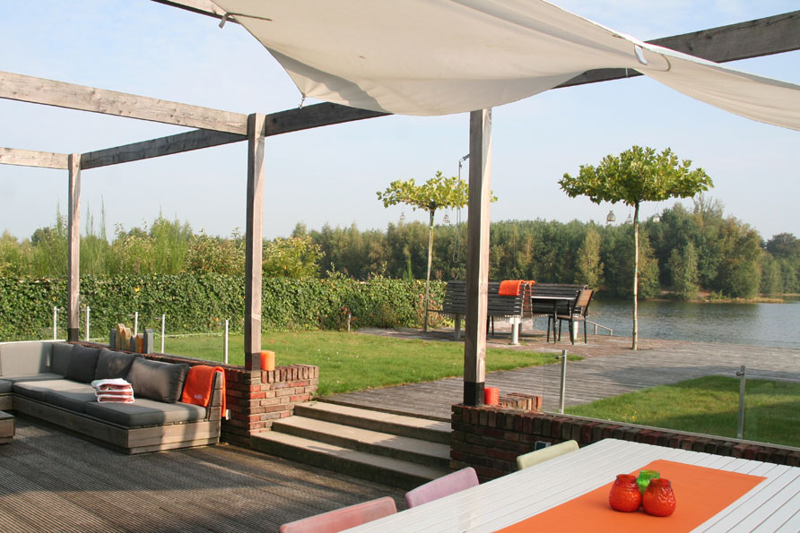 Het Mooiste Huis van Twente terras aan het water Belvilla vakantiehuizen