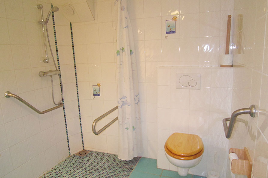 rolstoeltoegankelijk aangepaste badkamer begane grond Ardennen Belvilla vakantiehuizen