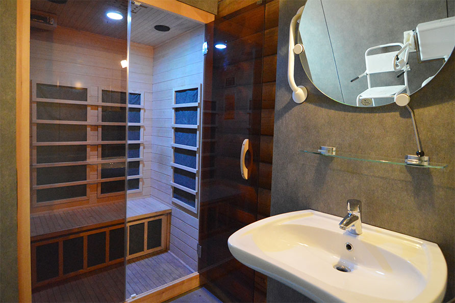 douchestoel rolstoeltoegankelijk beugels badkamer sauna Overijssel Nederland Belvilla vakantiehuizen