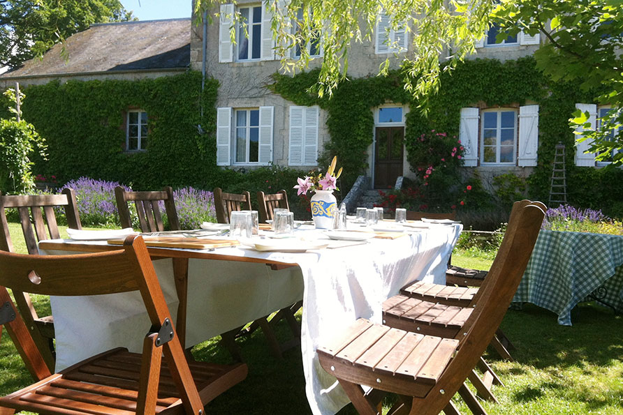 tuin gedekte tafel landhuis Bourgogne Belvilla vakantiehuizen