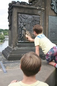 hondje Karelsbrug Praag stedentrip met kinderen Belvilla vakantiehuizen