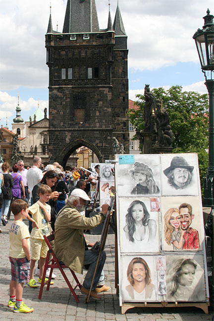 straatartiesten karikatuurtekenaars Karelsbrug stedentrip Praag met kinderen Belvilla vakantiehuizen