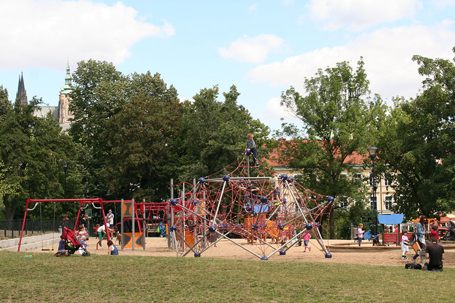 speeltuin Mala Strana Petrínheuvel Praag stedentrip met kinderen Belvilla vakantiehuizen