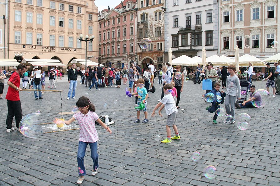straatartiesten bellenblazers stedentrip Praag met kinderen Belvilla vakantiehuizen
