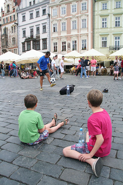 straatartiesten voetbal stedentrip Praag met kinderen Belvilla vakantiehuizen
