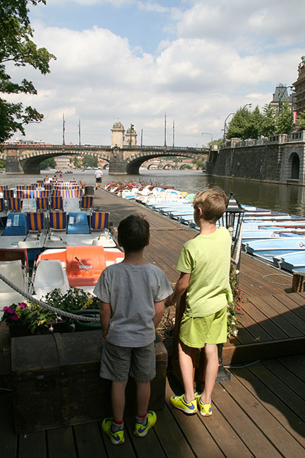 waterfiets huren Moldau stedentrip Praag met kinderen Belvilla vakantiehuizen