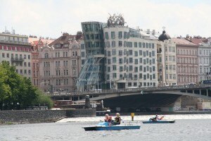 Dansende Huis waterfietsen Moldau stedentrip Praag met kinderen Belvilla vakantiehuizen