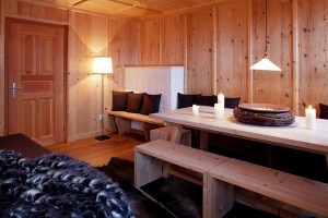 Brizerhaus boerderij woonkamer Tirol Oostenrijk wintersport Belvilla vakantiehuizen