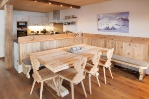 chalet Hinterglemm 2 eethoek keuken Salzburgerland wintersport Belvilla vakantiehuizen