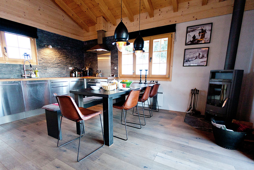 chalet La Tzoumaz keuken eettafel haard Wallis Zwitserland wintersport Belvilla vakantiehuizen