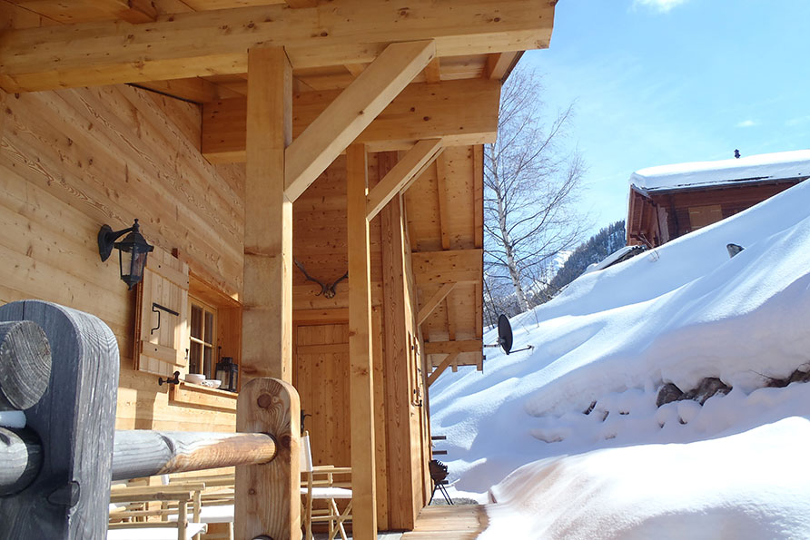 chalet terras La Tzoumaz Wallis Zwitserland wintersport Belvilla vakantiehuizen
