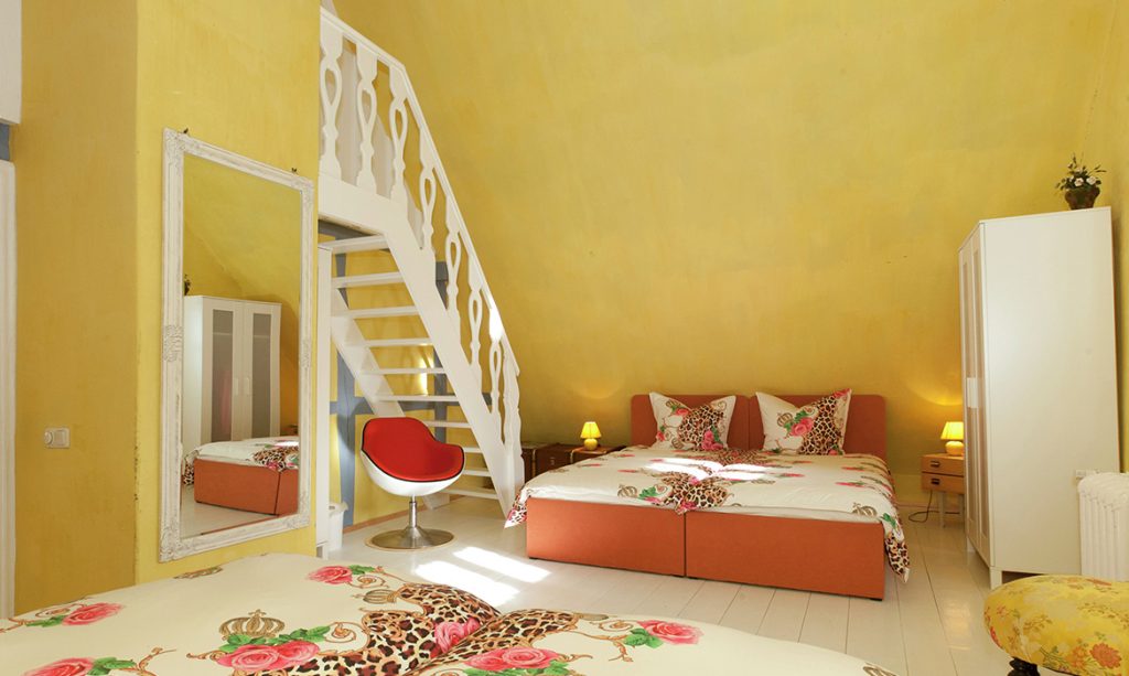 Kleurrijke slaapkamer in een vintage Belvilla vakantiehuis