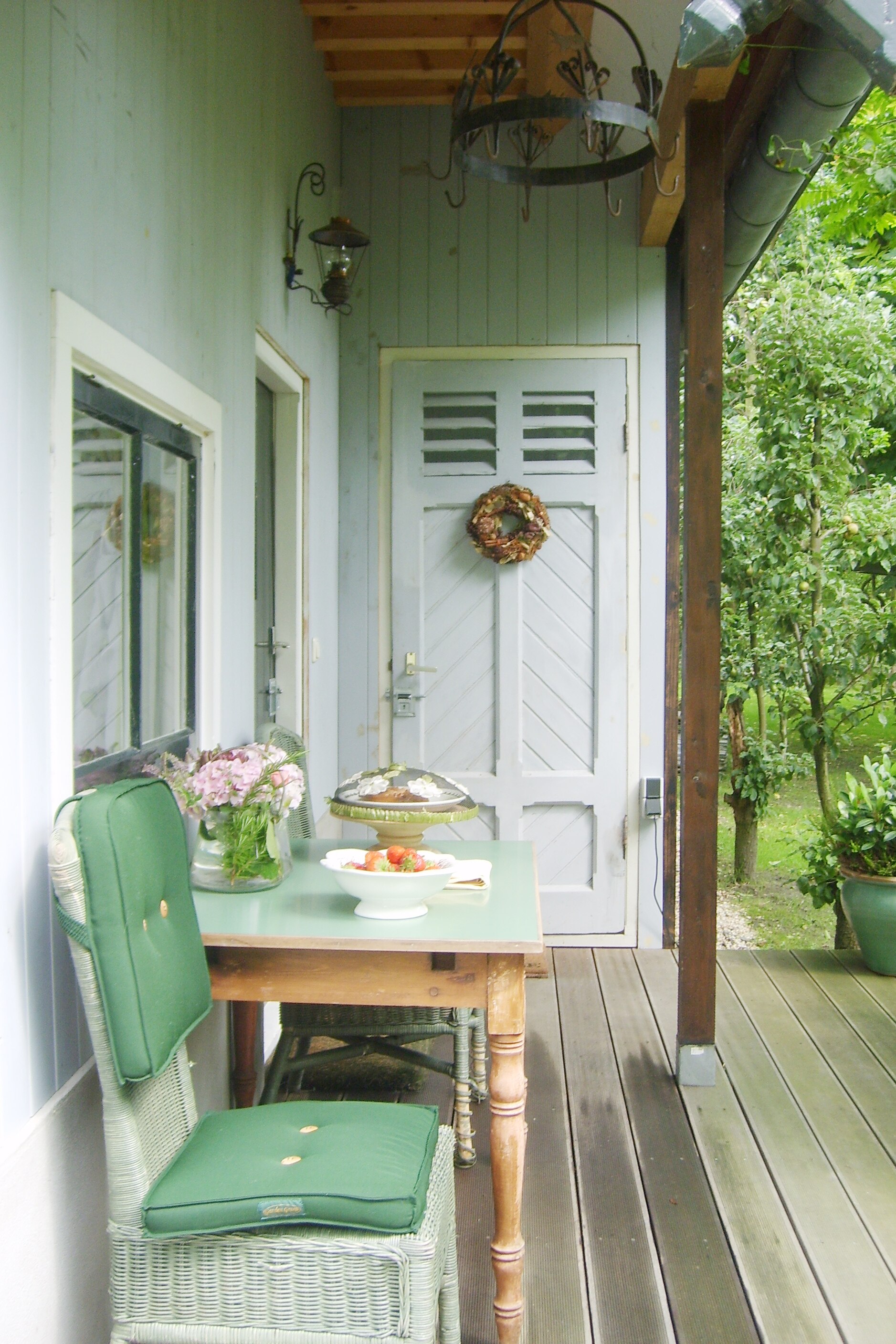 Het terras bij de fruitgaard van Koetshuis 't Geyn