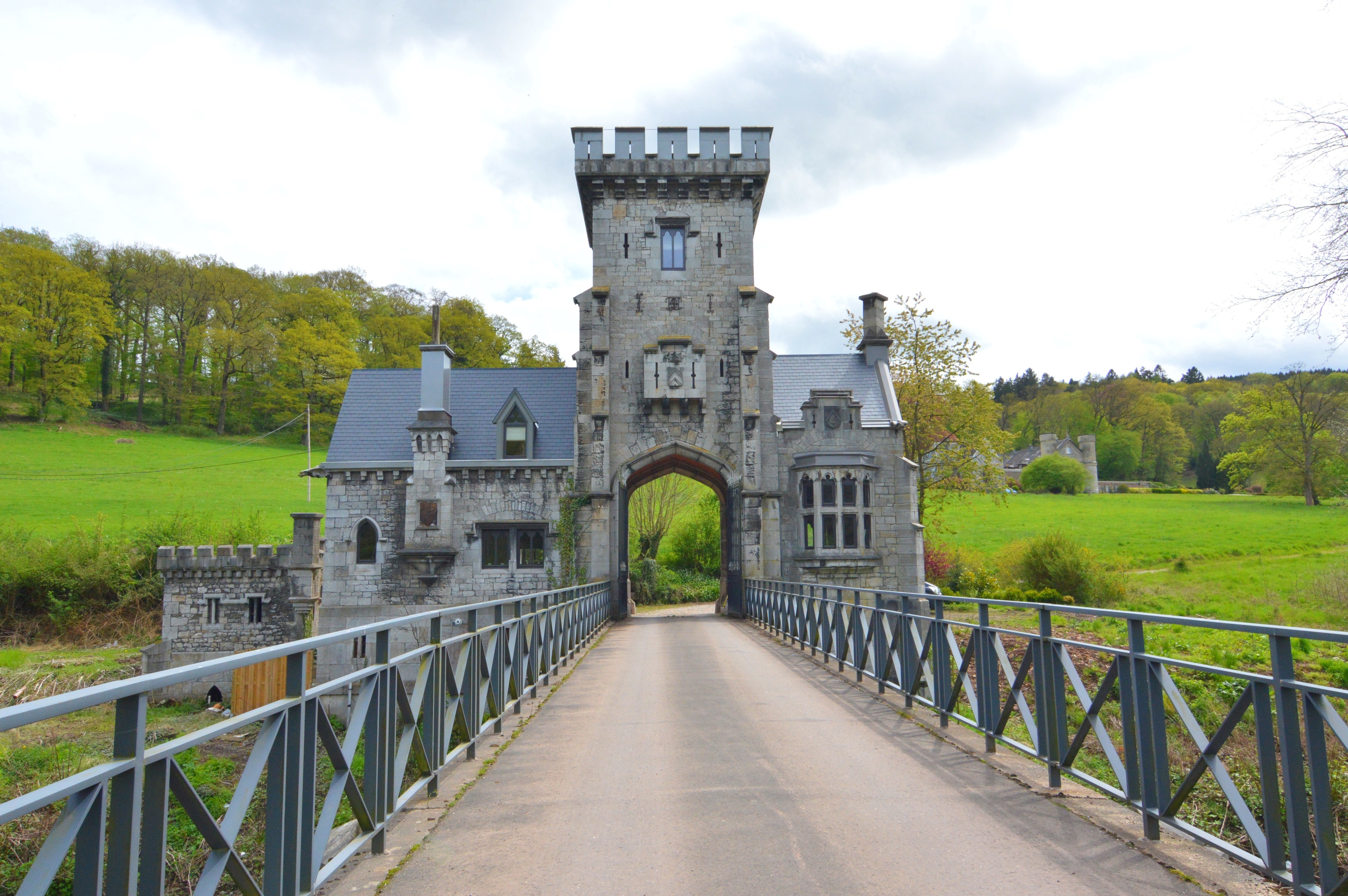 Vakantiehuis Mazures heeft toch echt kasteelallures, hoewel vroeger 'slechts' de conciërge in deze poortwoning verbleef