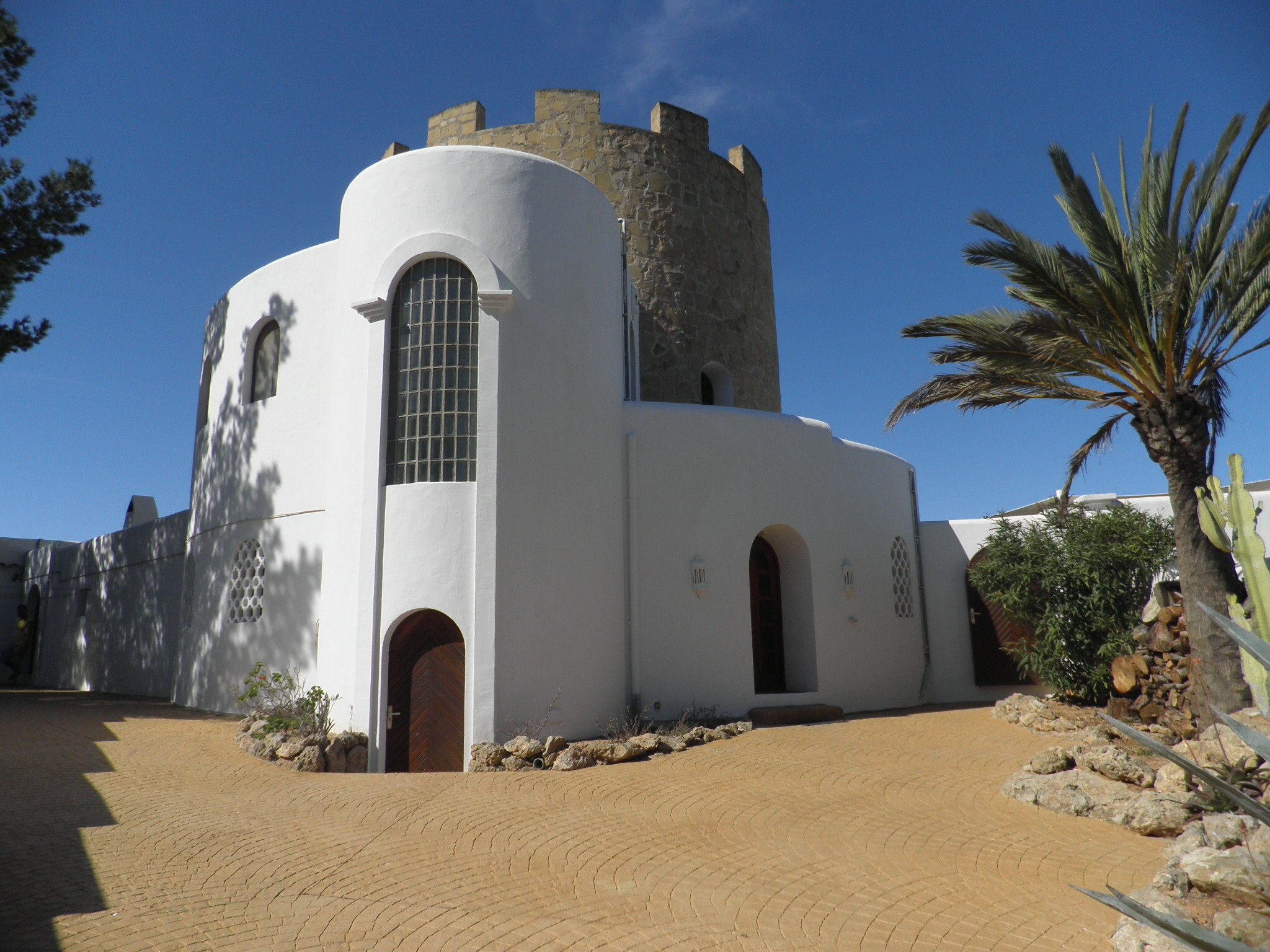 Deze vroegere watertoren met privézwembad staat in de heuvels van Cala Tarida op Ibiza
