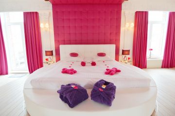 Verleidelijk roze in deze loft voor twee