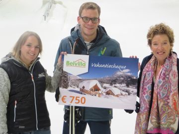 De prijsuitreiking (links Alissa van Skidome, midden winnaar Koen Lockefeer en rechts Nicole van Belvilla)
