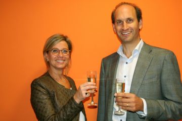 Monique van der Stap en Bjorn Berg-Andersen toasten op de vergaande samenwerking
