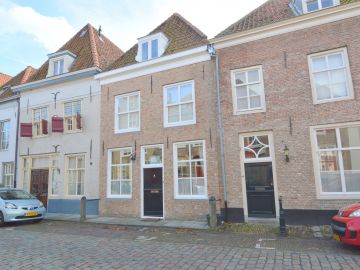 Binnen de vestingwal van Heusden staat dit monumentale vakantiehuis uit 1610