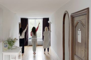 Drie K3-kandidaten oefenen in de gang van groepshuis Villa Mosa