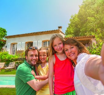 Het gezin en het vakantiehuis uit de nieuwe commercial van Belvilla
